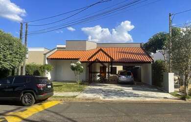 Imagem: A casa em condomínio possui 3 Dormitórios, 2 Banheiros, 4