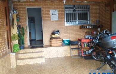 Imagem: A casa possui 4 Dormitórios, 2 Banheiros, 2 Vagas na garagem