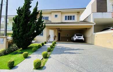 Imagem: A casa possui 4 Dormitórios, 1 Banheiro, 2 Vagas na garagem