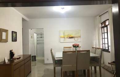 Imagem: A casa possui 3 Dormitórios, 4 Banheiros, 2 Vagas na garagem