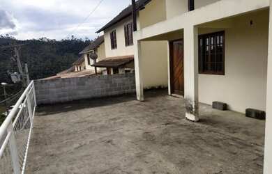 Imagem: A casa possui 2 Dormitórios, 1 Banheiro, 2 Vagas na garagem