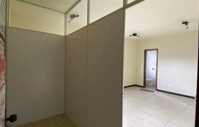 Imagem: O depósito para alugar possui e está localizado em Santa