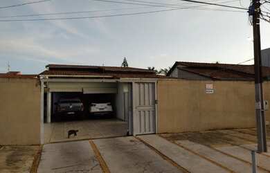 Imagem: A casa possui 4 Dormitórios, 3 Banheiros, 4 Vagas na garagem