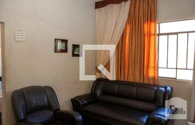 Imagem: A casa possui 2 Dormitórios, 1 Banheiro, 4 Vagas na garagem