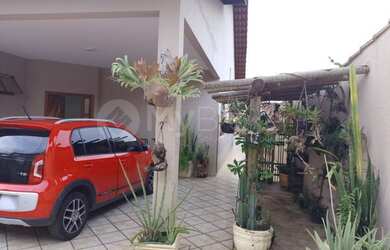 Imagem: A casa possui 3 Dormitórios, 2 Banheiros, 4 Vagas na garagem