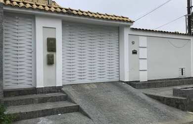 Imagem: A casa possui 4 Dormitórios, 4 Banheiros, 2 Vagas na garagem