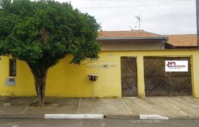 Imagem: A casa possui 3 Dormitórios, 2 Banheiros, 4 Vagas na garagem