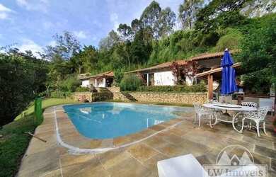 Imagem: A casa possui 4 Dormitórios, 4 Banheiros, 5 Vagas na garagem