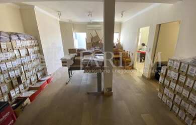 Imagem: O depósito possui 3 Vagas na garagem, 820m² de Área e está