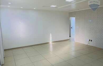 Imagem: A casa possui 5 Dormitórios, 1 Banheiro, 2 Vagas na garagem