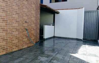 Imagem: A casa possui 3 Dormitórios, 3 Banheiros, 1 Vaga na garagem