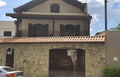 Imagem: A casa possui 4 Dormitórios, 4 Banheiros, 5 Vagas na garagem