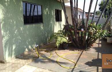 Imagem: A casa possui 3 Dormitórios, 1 Banheiro, 3 Vagas na garagem