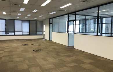 Imagem: O depósito possui 5 Vagas na garagem, 300m² de Área e está