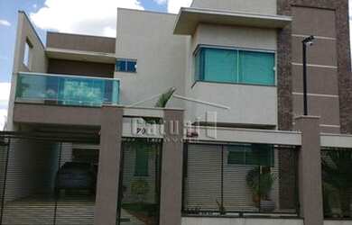 Imagem: A casa possui 3 Dormitórios, 3 Banheiros, 4 Vagas na garagem