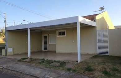 Imagem: A casa possui 3 Dormitórios, 1 Banheiro, 3 Vagas na garagem