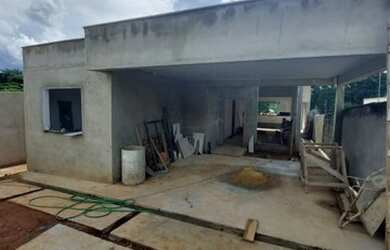 Imagem: A casa possui 3 Dormitórios, 2 Banheiros, 2 Vagas na garagem