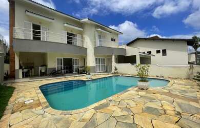 Imagem: A casa possui 3 Dormitórios, 5 Banheiros, 4 Vagas na garagem