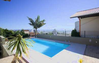 Imagem: A casa possui 4 Dormitórios, 5 Banheiros, 4 Vagas na garagem