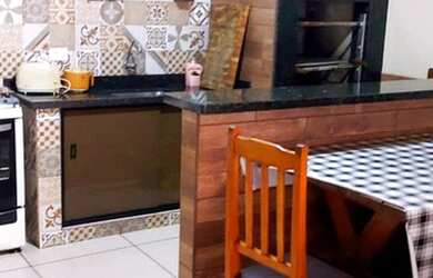 Imagem: A casa possui 3 Dormitórios, 3 Banheiros, 4 Vagas na garagem