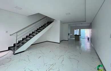 Imagem: A casa possui 3 Dormitórios, 2 Banheiros, 2 Vagas na garagem