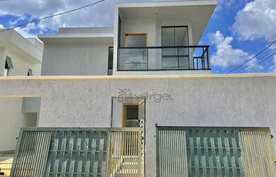 Imagem: A casa possui 3 Dormitórios, 2 Banheiros, 2 Vagas na garagem