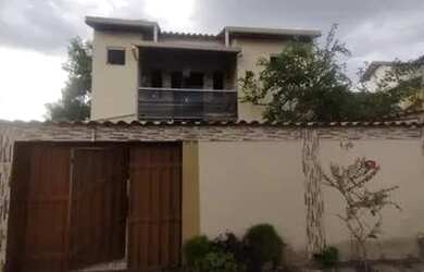 Imagem: A casa possui 3 Dormitórios, 2 Banheiros, 2 Vagas na garagem