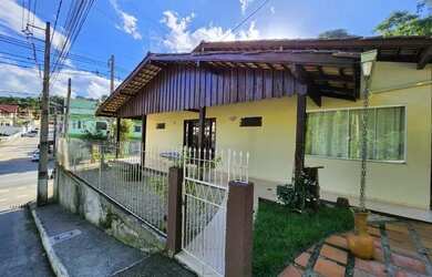 Imagem: A casa possui 2 Dormitórios, 1 Banheiro, 1 Vaga na garagem