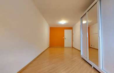 Imagem: O apartamento possui 1 Dormitório, 1 Banheiro, 1 Vaga na garagem