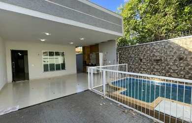 Imagem: A casa possui 3 Dormitórios, 2 Banheiros, 2 Vagas na garagem