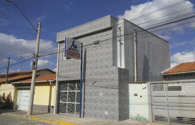 Imagem: A casa possui 2 Dormitórios, 2 Banheiros, 2 Vagas na garagem