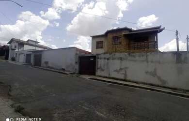 Imagem: A casa possui 4 Dormitórios, 3 Banheiros, 2 Vagas na garagem