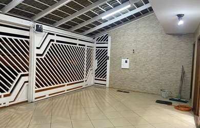 Imagem: A casa possui 3 Dormitórios, 2 Banheiros, 2 Vagas na garagem