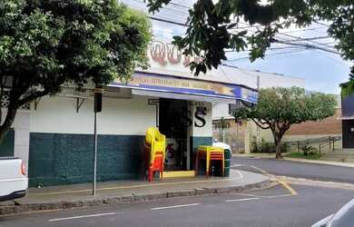 Imagem: O depósito possui 2 Vagas na garagem e 146m² de Área e está