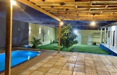 Imagem: A casa possui 3 Dormitórios, 1 Banheiro, 2 Vagas na garagem