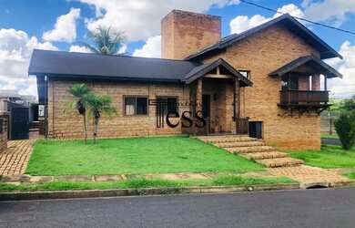 Imagem: A casa em condomínio possui 5 Dormitórios, 5 Banheiros, 5