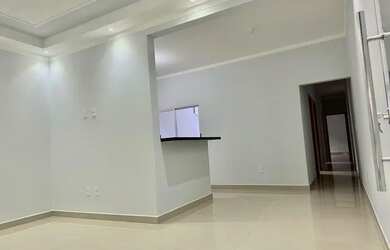 Imagem: A casa possui 3 Dormitórios, 2 Banheiros, 2 Vagas na garagem