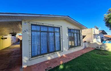 Imagem: A casa possui 3 Dormitórios, 1 Banheiro, 1 Vaga na garagem