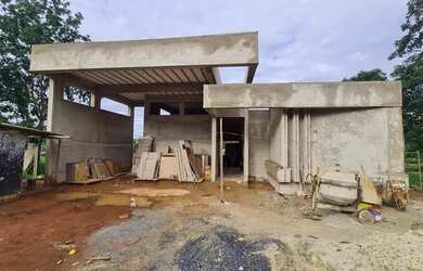 Imagem: A casa possui 4 Dormitórios, 5 Banheiros, 4 Vagas na garagem