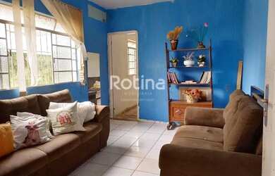 Imagem: A casa possui 4 Dormitórios, 3 Banheiros, 4 Vagas na garagem