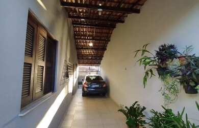 Imagem: A casa possui 4 Dormitórios, 3 Banheiros, 3 Vagas na garagem