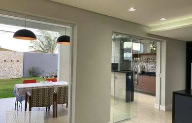 Imagem: A casa em condomínio possui 4 Dormitórios, 5 Banheiros, 4