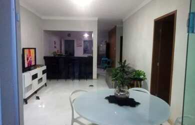 Imagem: A casa possui 3 Dormitórios, 1 Banheiro, 2 Vagas na garagem