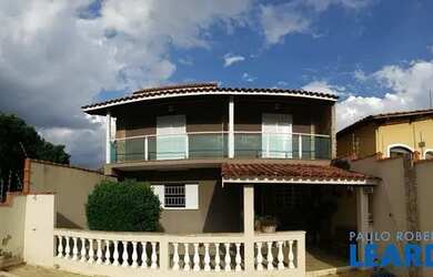 Imagem: A casa possui 4 Dormitórios, 4 Banheiros, 2 Vagas na garagem