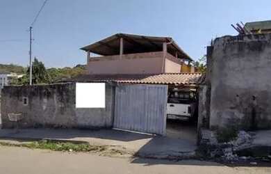 Imagem: A casa possui 3 Dormitórios, 2 Banheiros, 2 Vagas na garagem