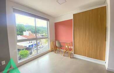 Imagem: O apartamento possui 1 Dormitório, 1 Banheiro, 1 Vaga na garagem