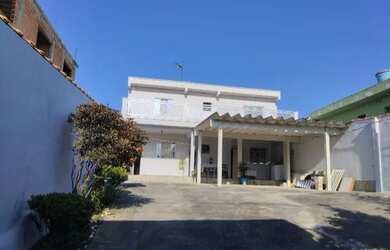 Imagem: A casa à venda possui 2 Dormitórios, 2 Banheiros, 5 Vagas