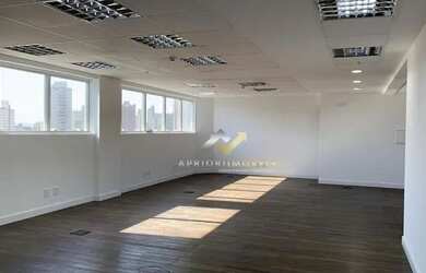 Imagem: O depósito possui 4 Vagas na garagem, 187m² de Área e está