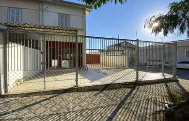 Imagem: A casa possui 2 Dormitórios, 1 Banheiro, 4 Vagas na garagem