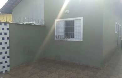 Imagem: A casa possui 2 Dormitórios, 2 Banheiros, 1 Vaga na garagem